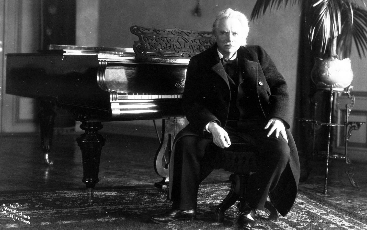 Edvard Grieg ved pianoet