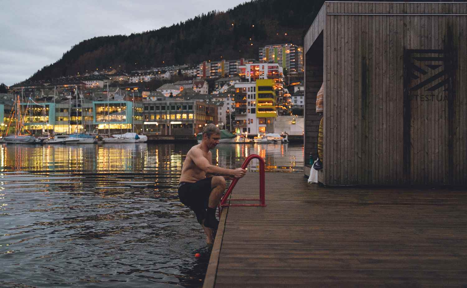 Vinterbading hos Heit Bergen Sauna
