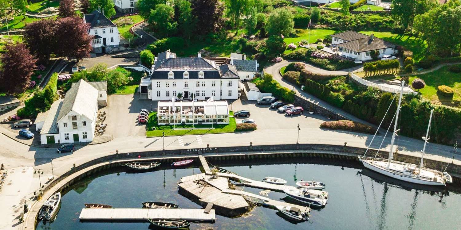 Luxury stay in Bergen - historic accommodation - Bekkjarvik Gjestgiveri og havnen i Austevoll sett fra luften
