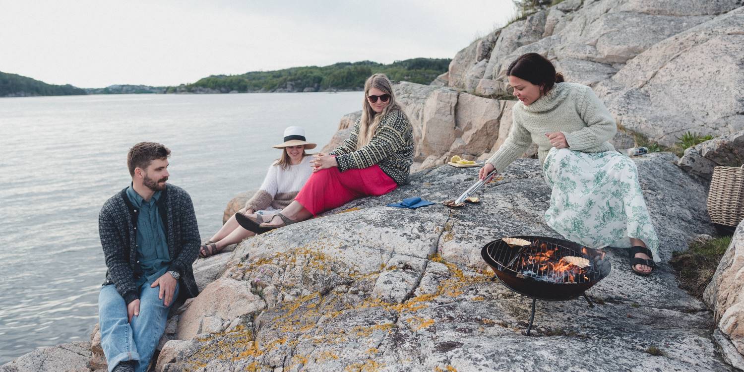 Luksusopphold i Bergen - Eksklusive attraksjoner og aktiviteter - Bergen Fjord Adventures - matlaging på bål i sjøkanten