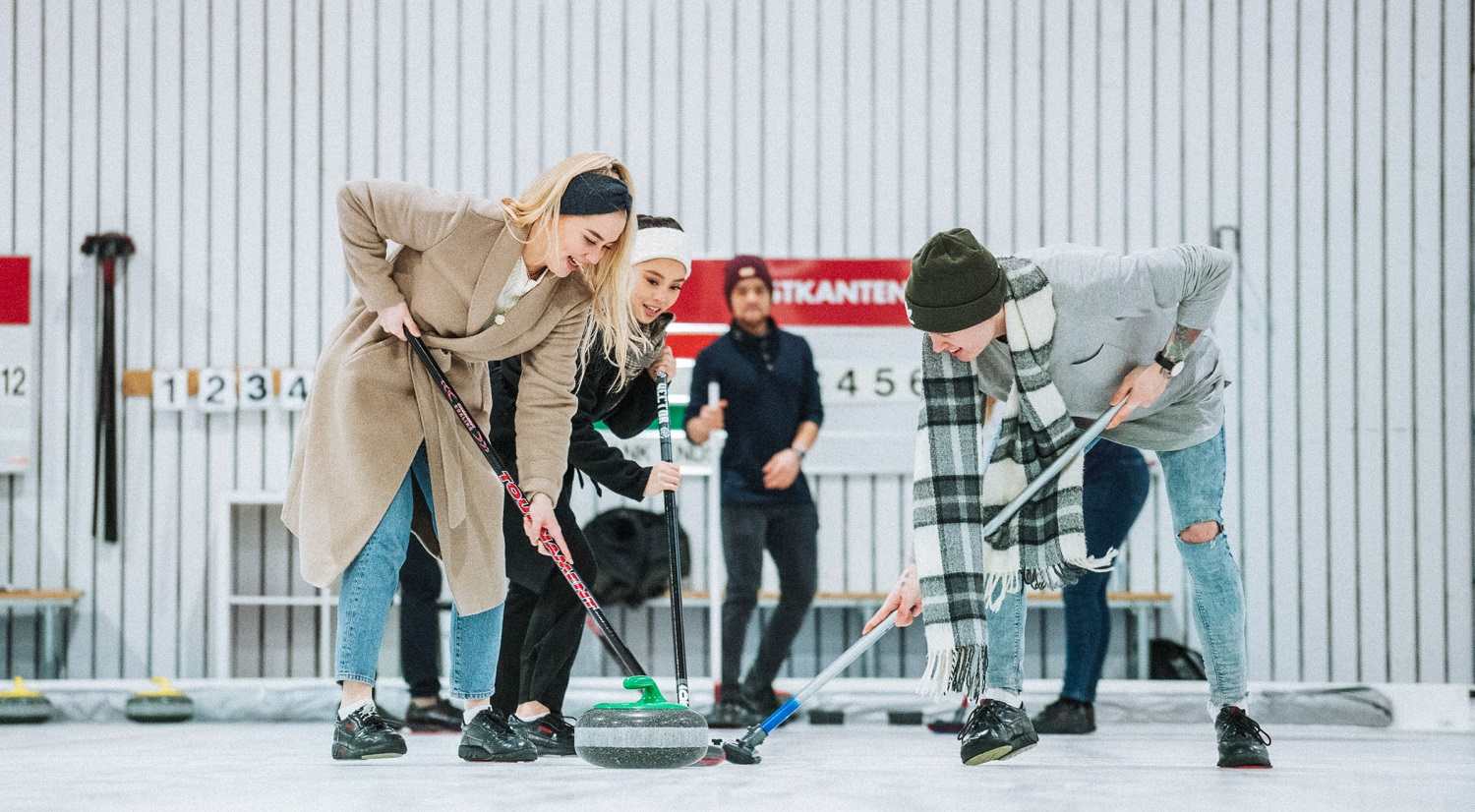 Gøy med curling på Norgesferie med ungdom