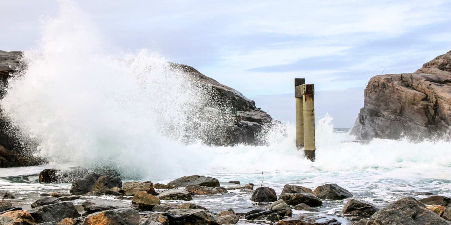 Uværstur til Sotra - bølger som slår mot land på Bølgekraftverket i Øygarden