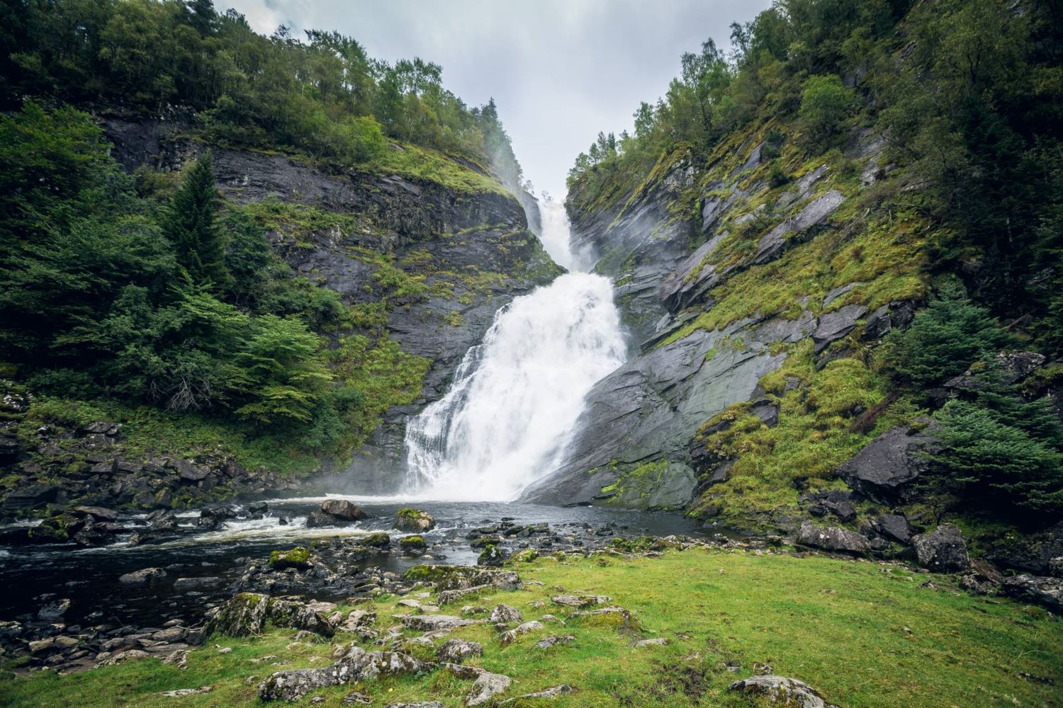 Kjøre fra Ålesund til Bergen en nydelig biltur via Sognefjellet - Huldefossen