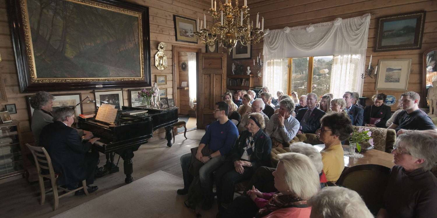 Privat konsert for gruppe på Troldhaugen