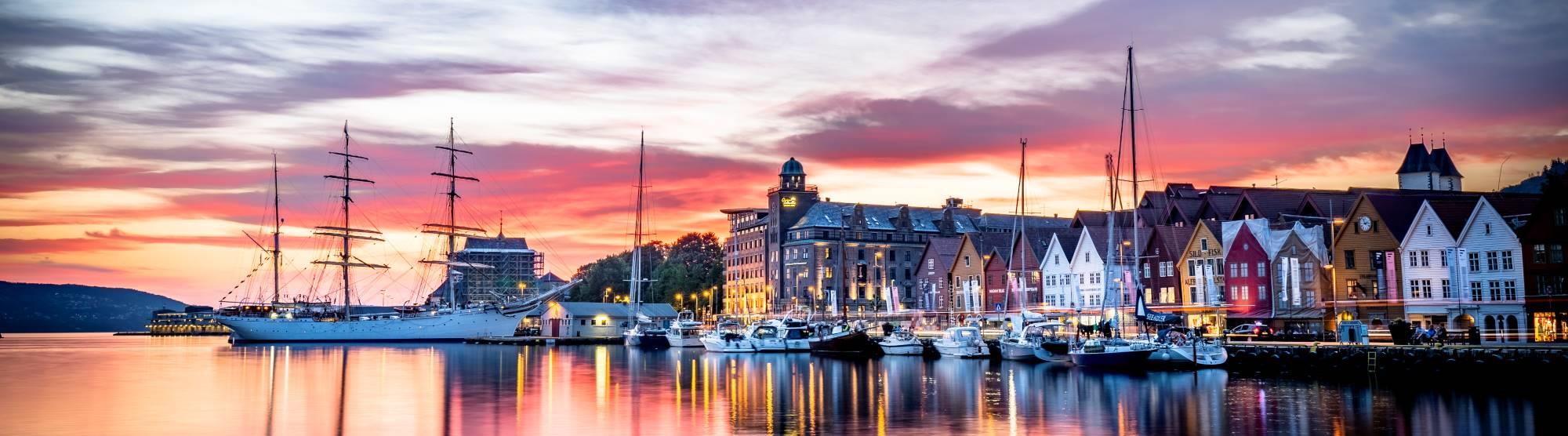 Luksusopphold i Bergen - solnedgang over Bryggen