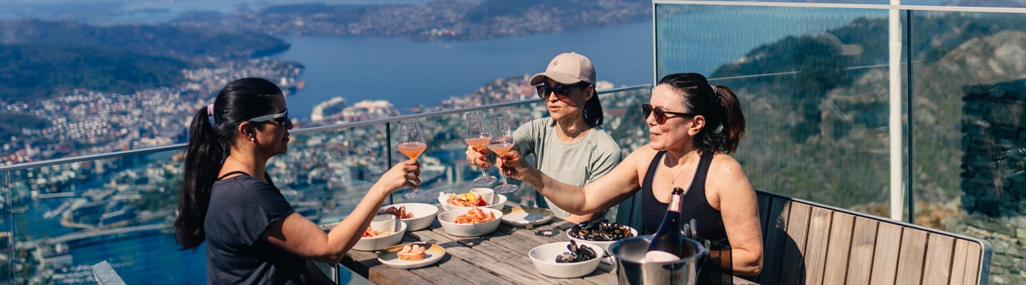 Her finner du steder du kan sitte ute å spise.