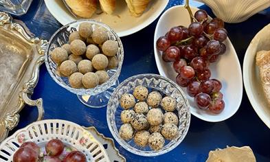 Kaffe og croissanter står klare og venter på deg