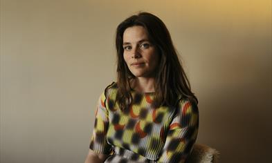 Anja Lauvdal i Harriet Backers verden