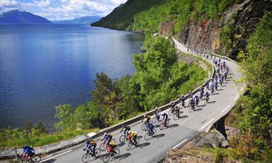 Glade mosjonister sykler gjennom vakre Hardanger