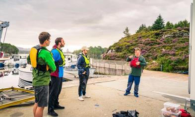 Short brief before entering the boat