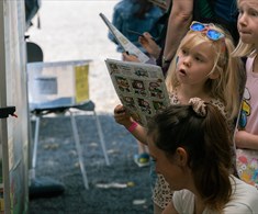 Utstillingen Eventyrskogen tar oss med inn i en magisk eventyrskog, full av fargerike tegninger og lærerike spørsmål i et gratis oppgavehefte