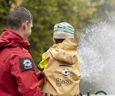 Å spyle med brannslange blir en av mange kjekke aktiviteter i Nygårdsparken.