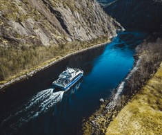 Fjord cruiset seiler gjennom smale Mostraumen