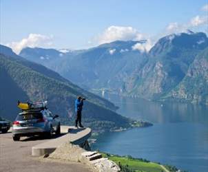 Bilferie i Norge - utsikt over Aurlandsfjorden