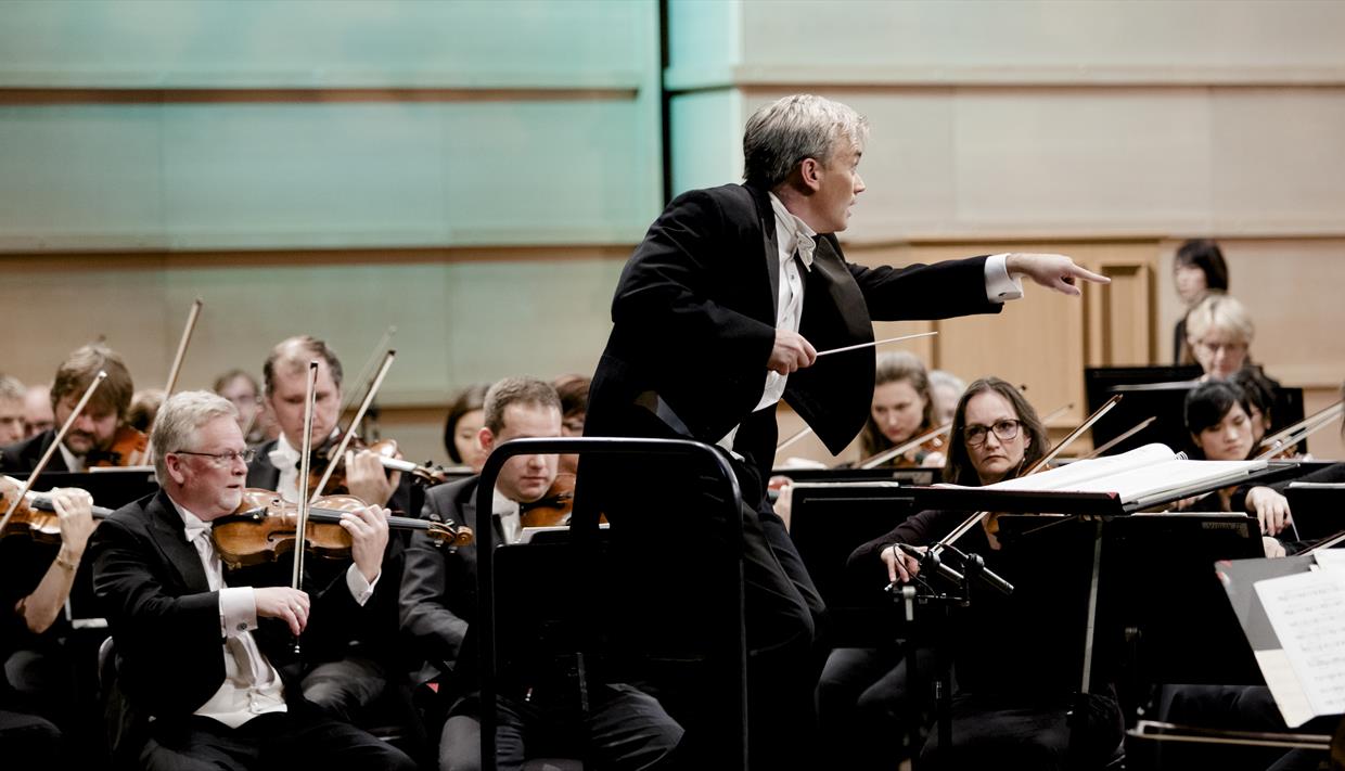 Ed Gardner dirigerer Bartok