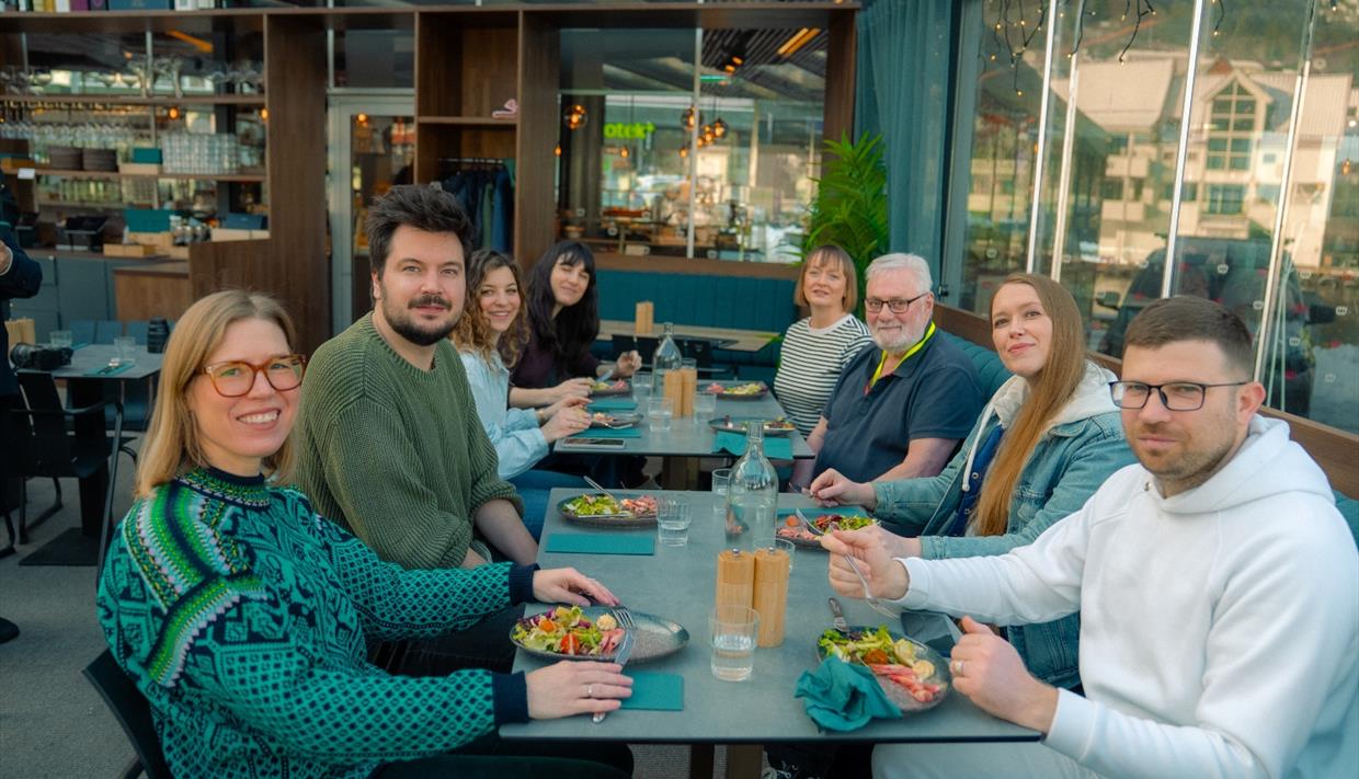 Fornøyde deltakere på matturen: En smakebit av Bergen