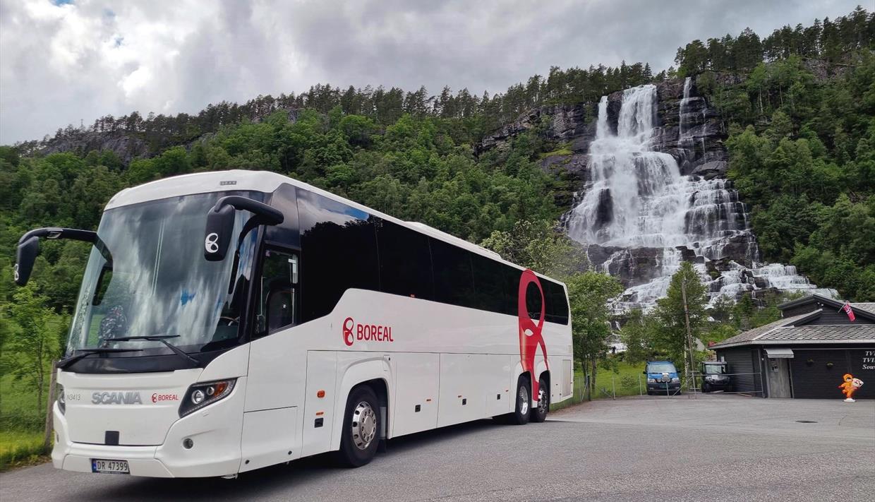 Boreal Travel ved Tvindefossen