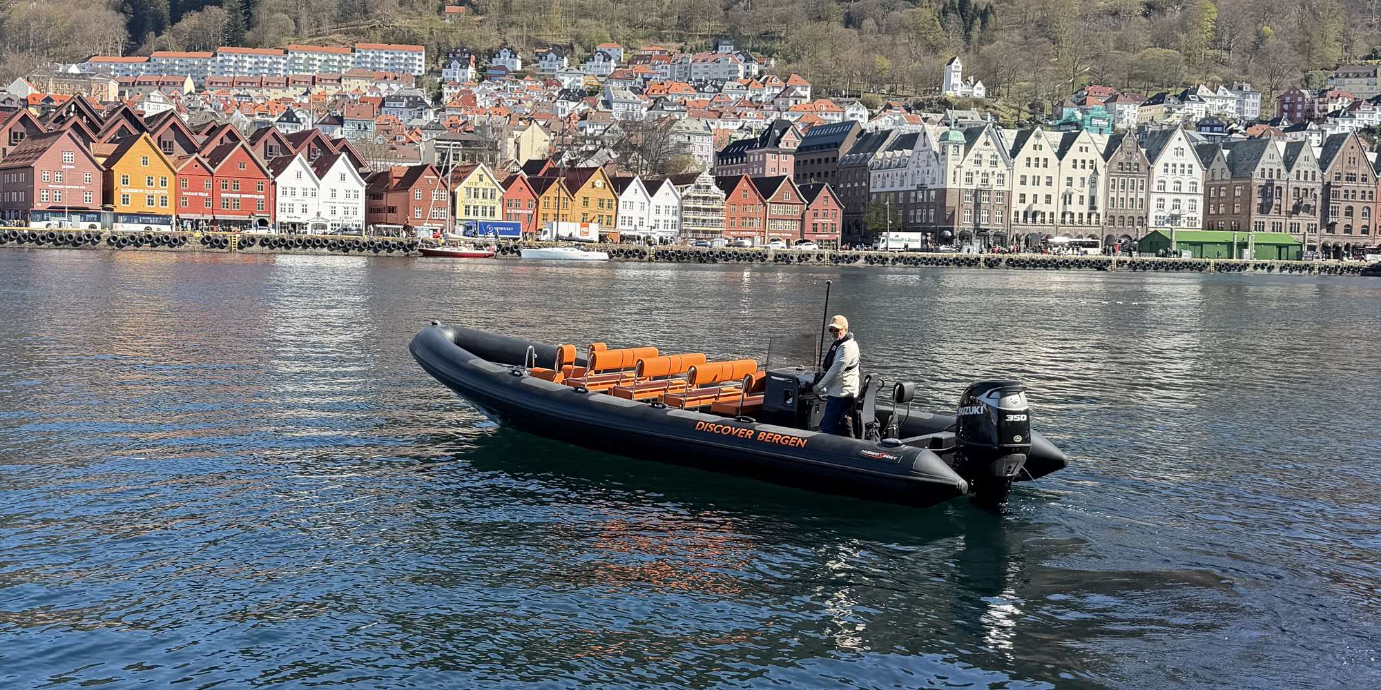 Rib-båt med Bryggen i Bergen i bakgrunnen