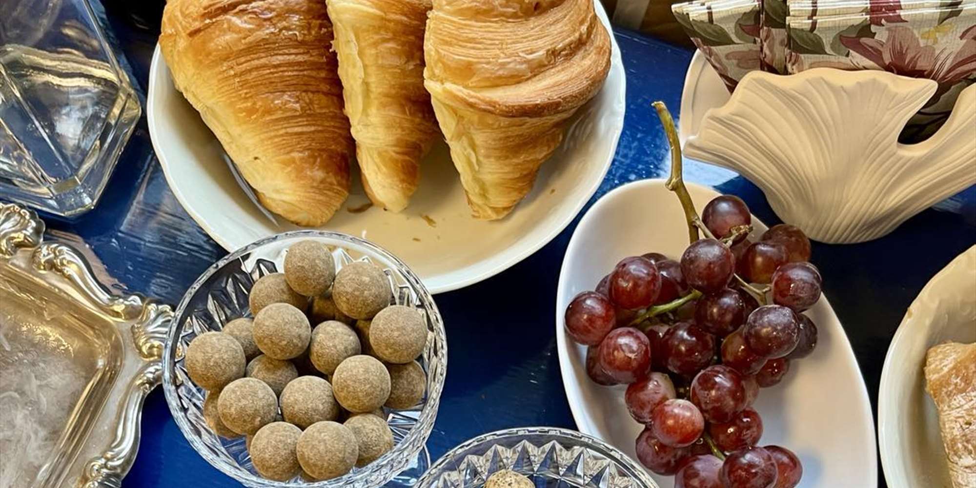 Kaffe og croissanter står klare og venter på deg