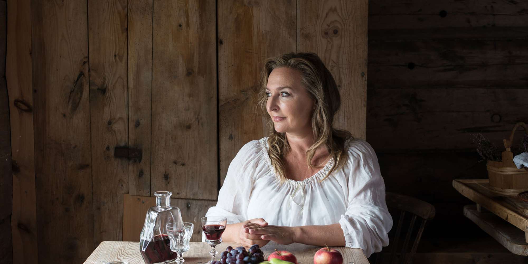 Ragnhild Gudbrandsen framfører Babettes gjestebod saman med musikar Nils Økland