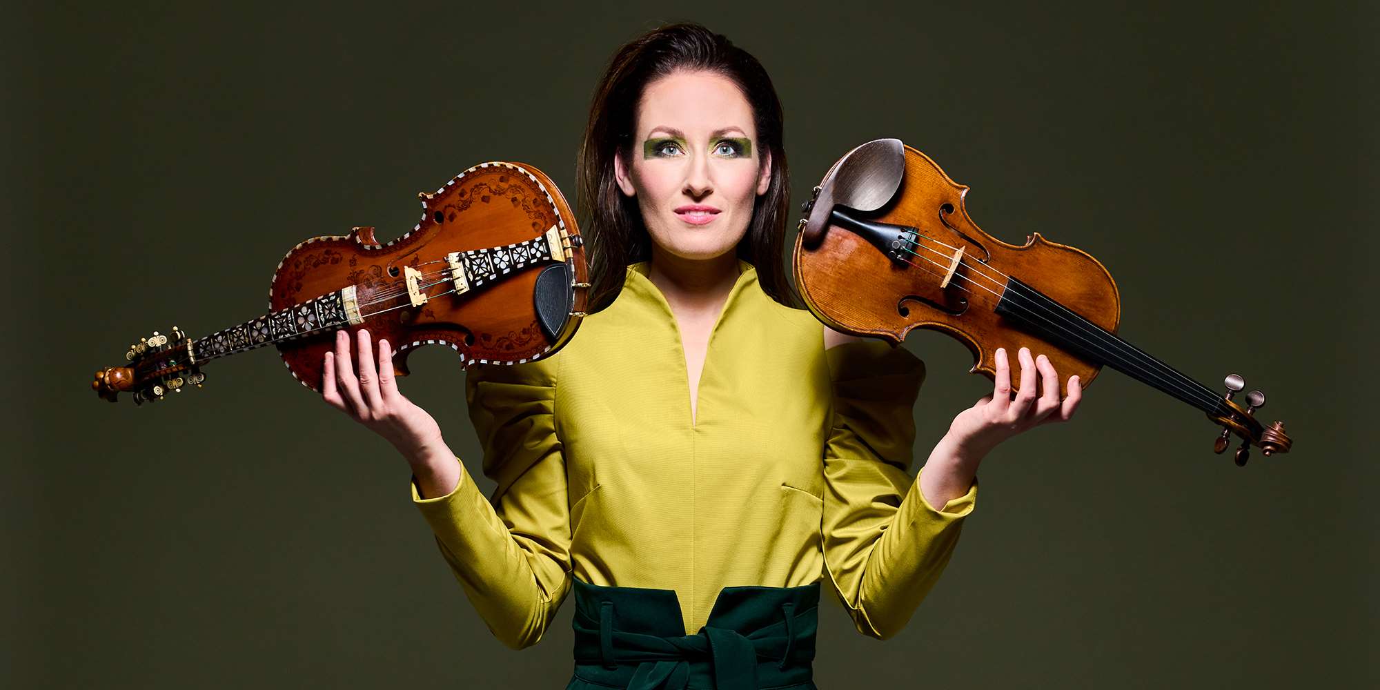 Med hardingfela i en hånd og fiolinen i den andre