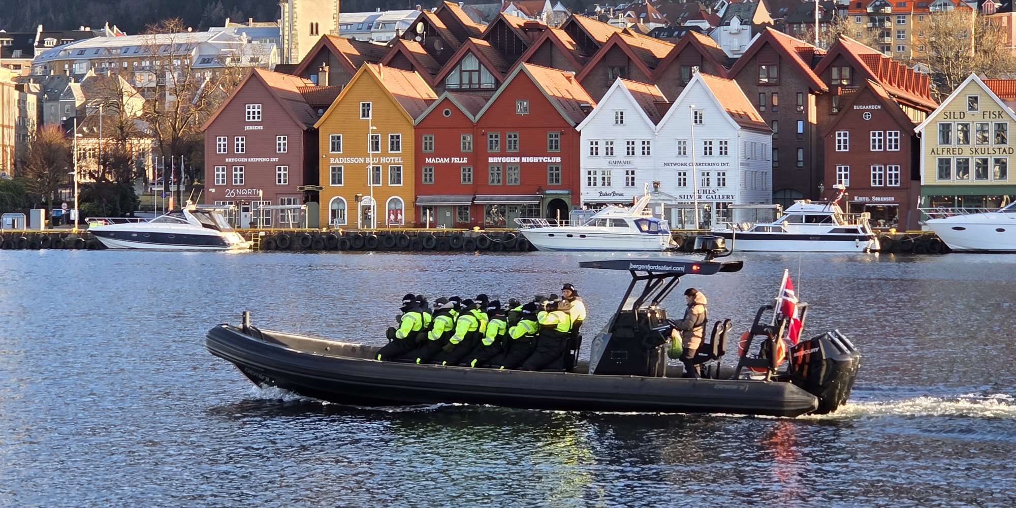 Rib-båt med Bryggen i Bergen i bakgrunnen