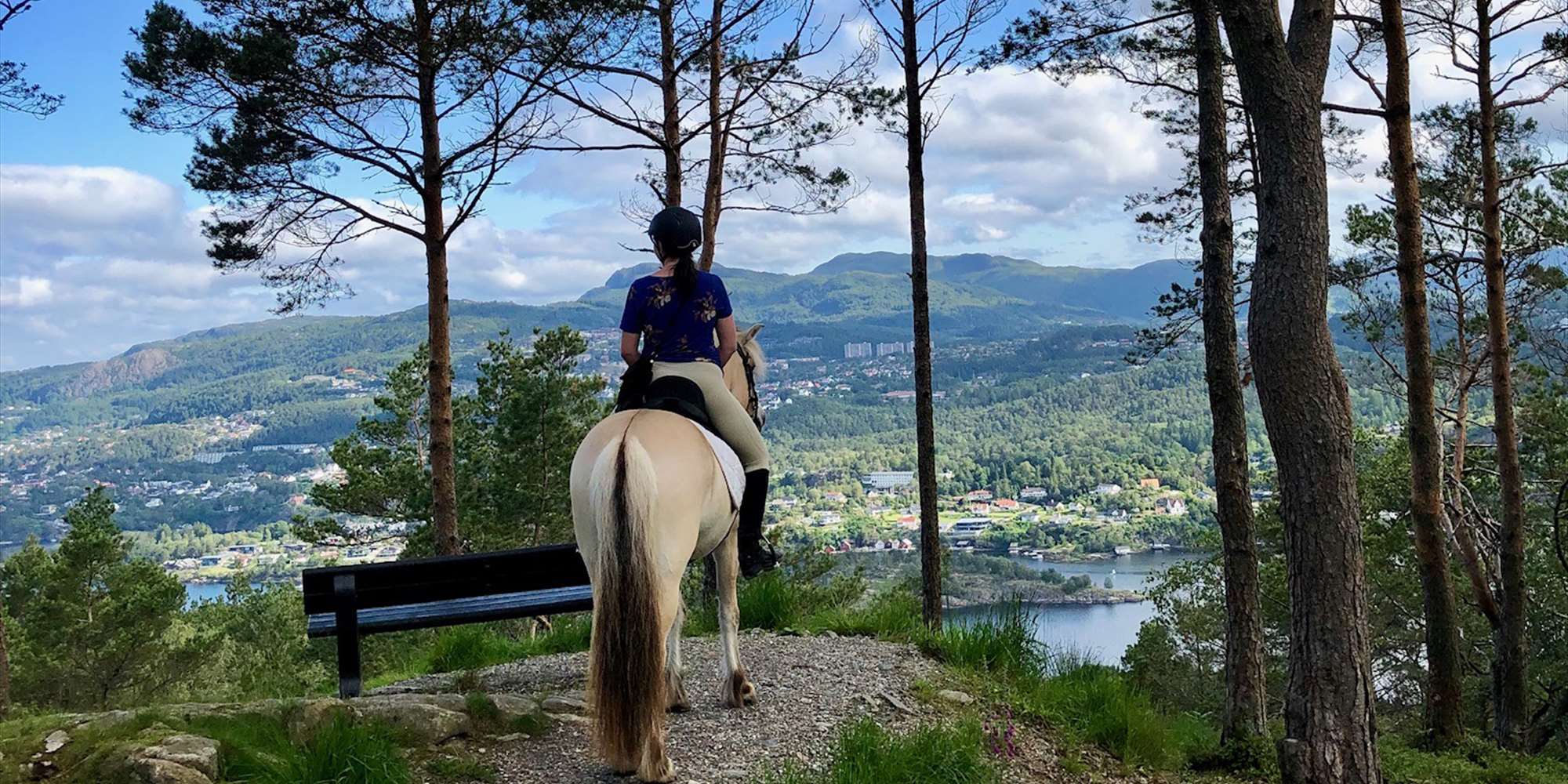 Ridetur i byfjellene med Øvre-Eide gård