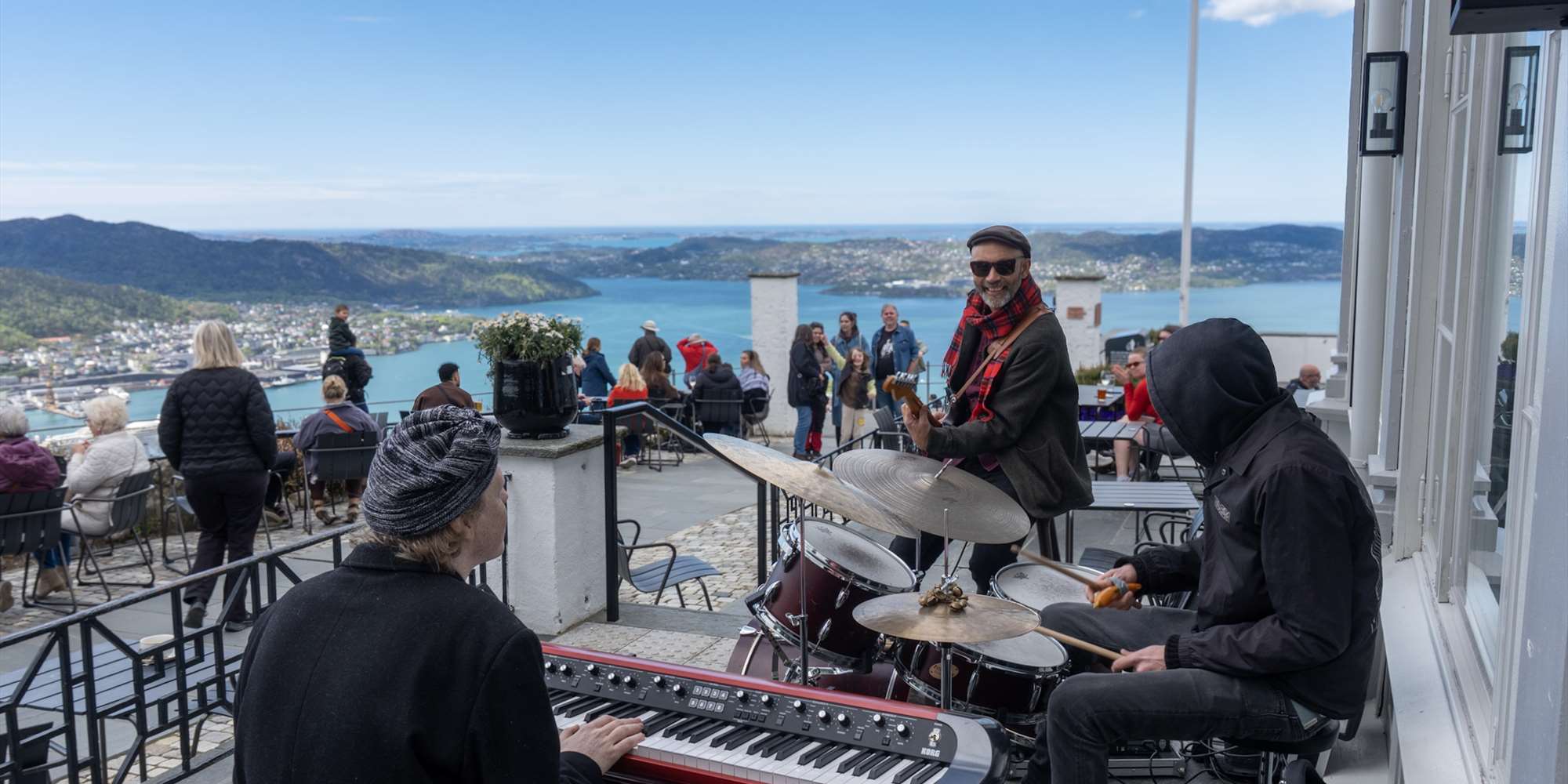 Stemningsfull livejazz med utsikt over Bergen fra uteserveringen til Fløirestauranten.