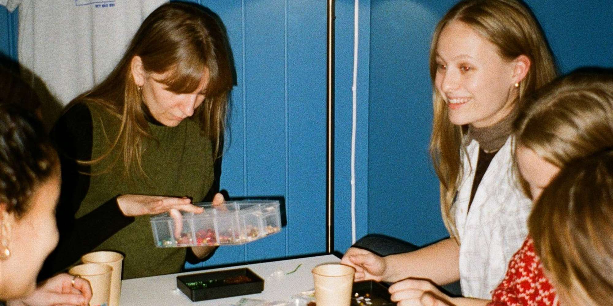 Sosialkveld hos Det Går Bra Studio: Smykkeverksted