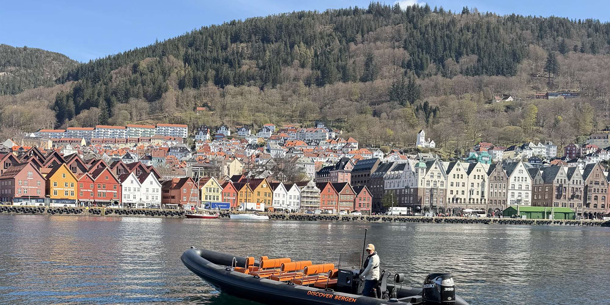 Rib-båt med Bryggen i Bergen i bakgrunnen