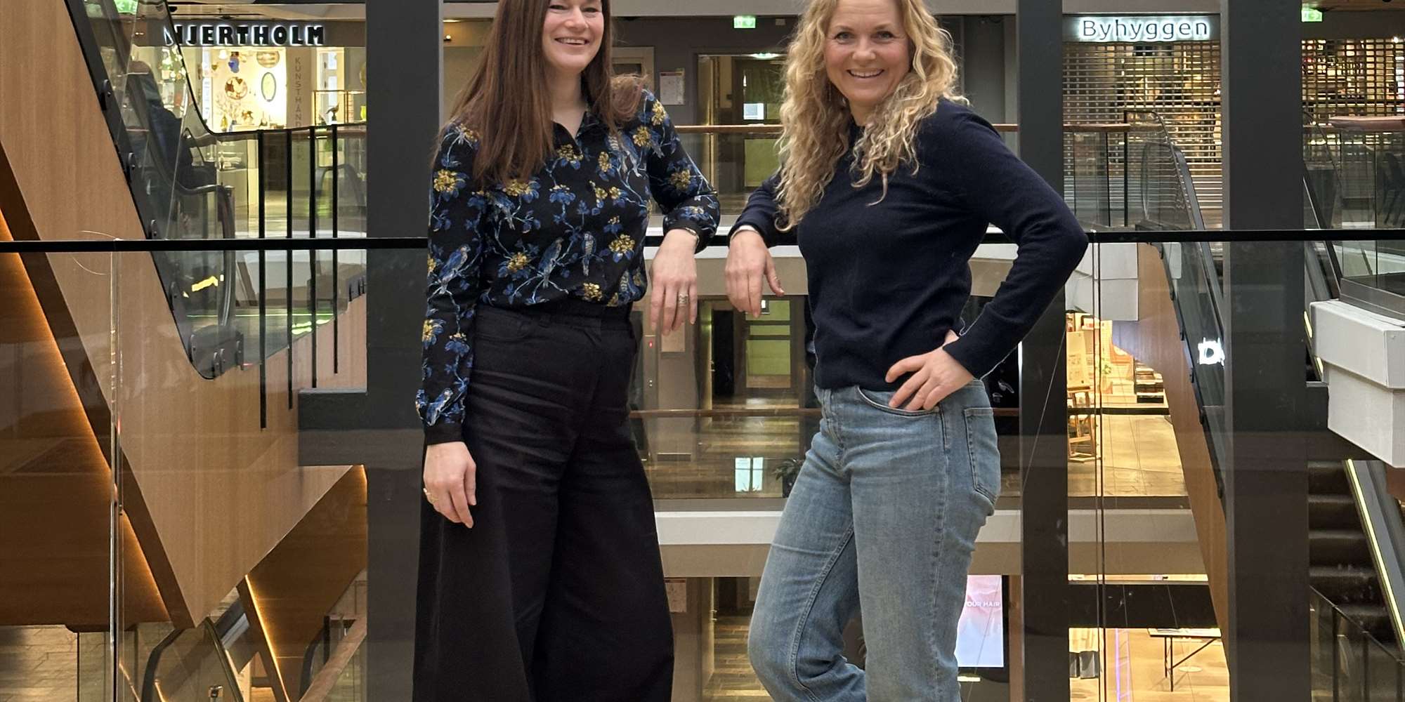 Berit Angelskår og Silje Mæland tar samtalen om overgangsalderen ut i det offentlige rom.