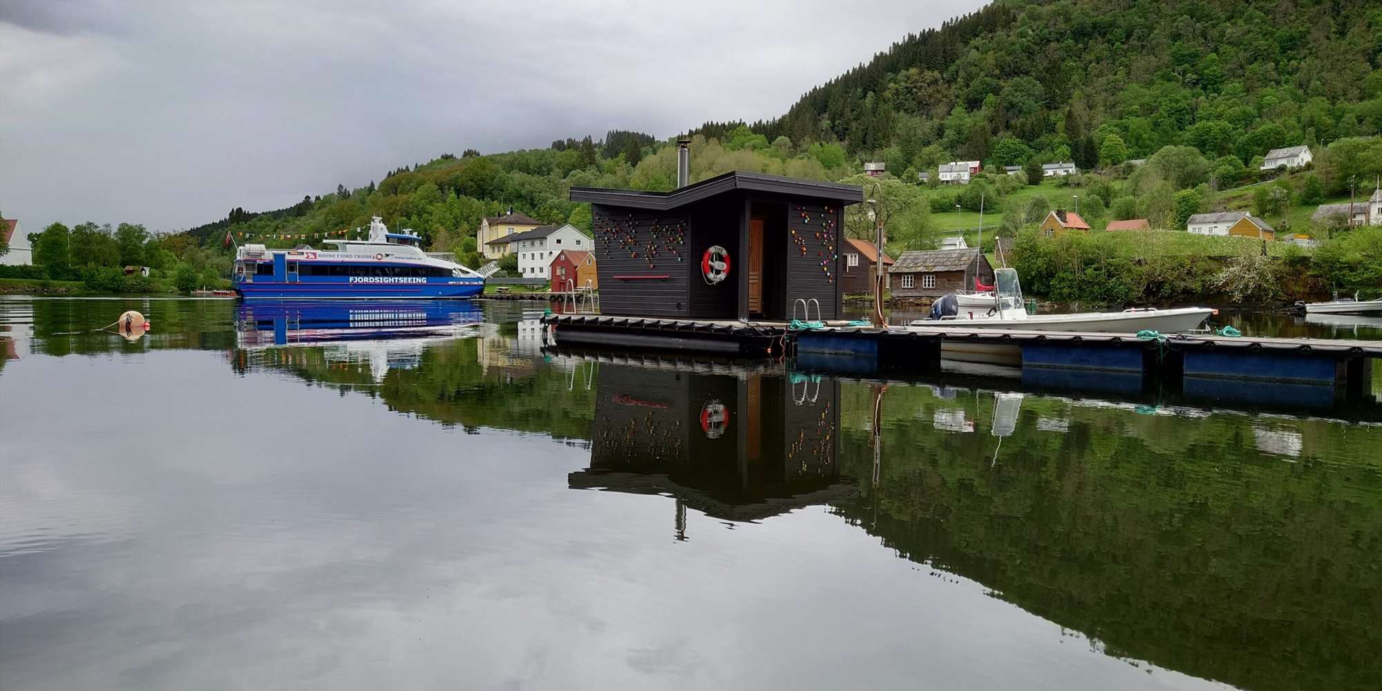 Båten til kai i Mjøsvågen