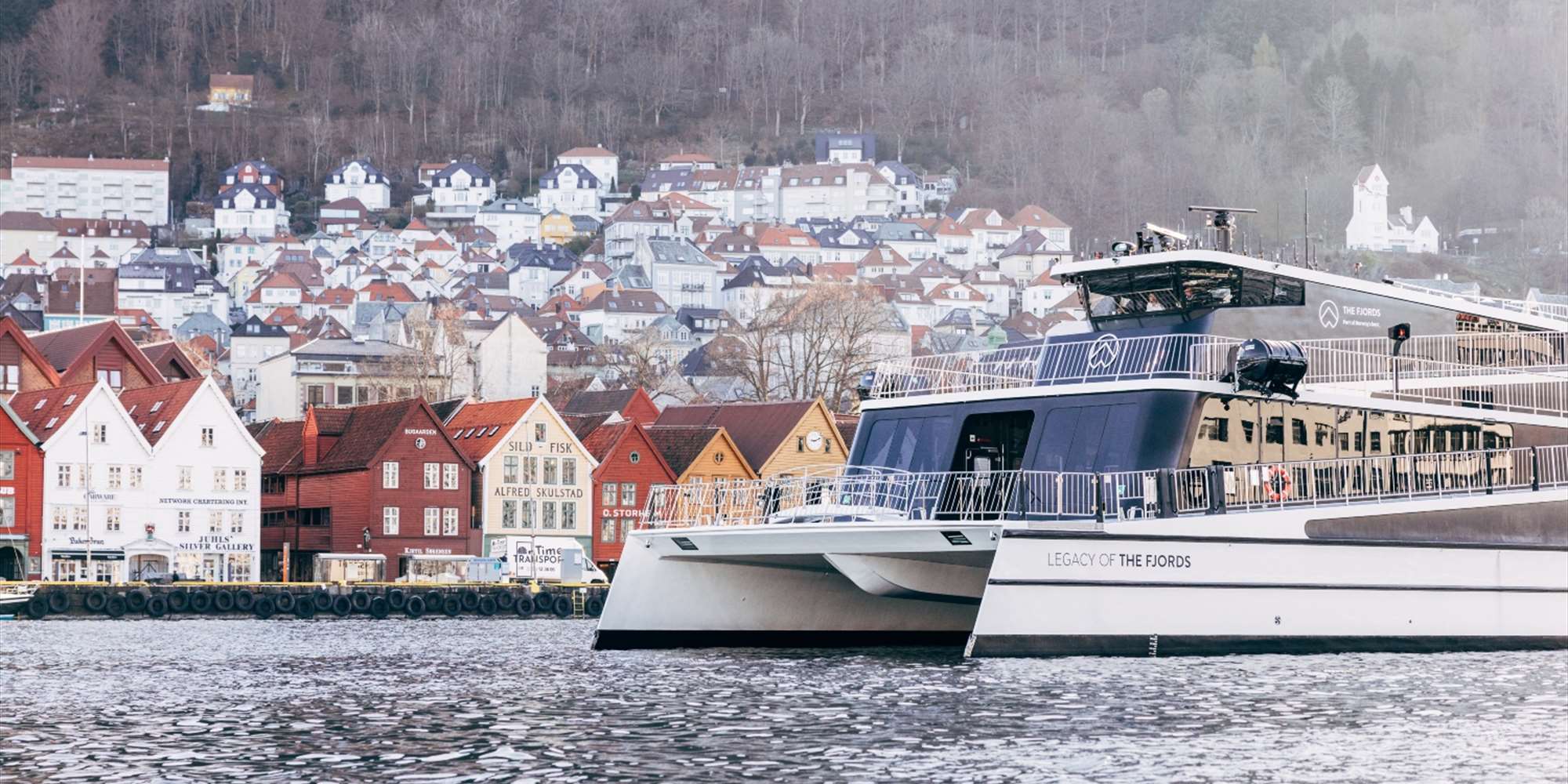 Bergen City Cruise seiler foran Bryggen