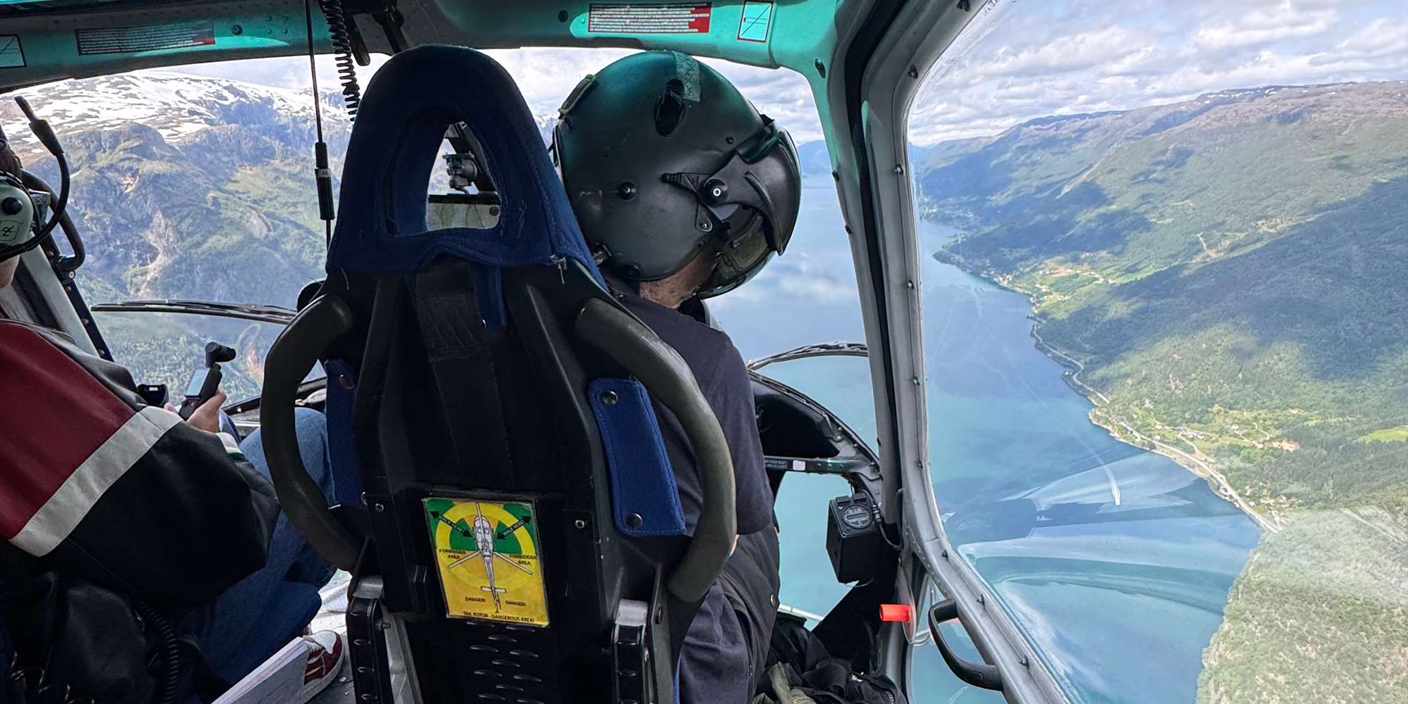 Utsikt over Hardangerfjorden fra helikopter
