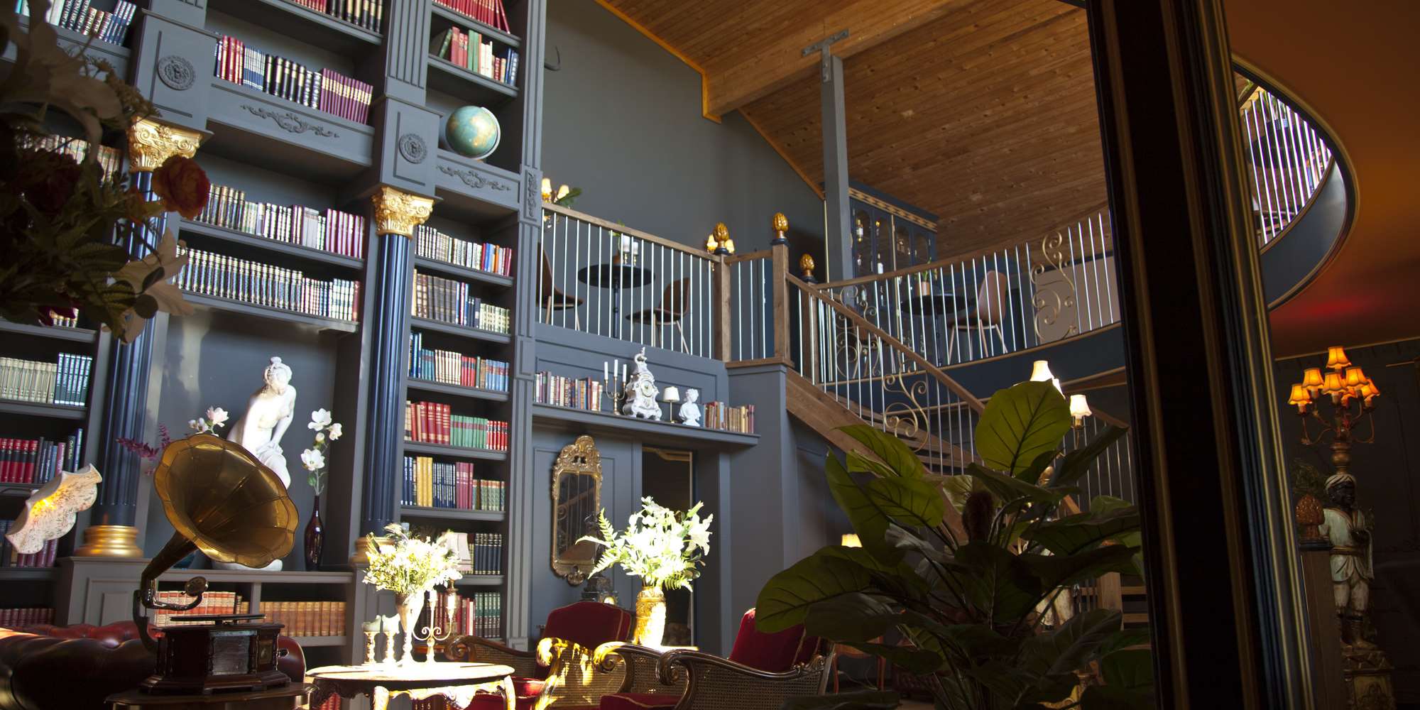 Bokhyllen i Biblioteket - 8 meter høy