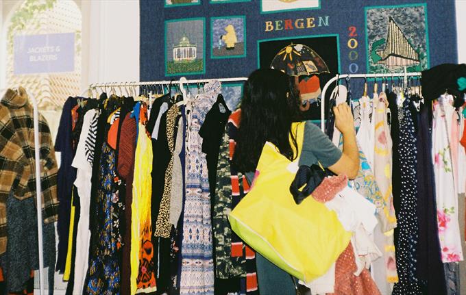 WORKSHOP: Make a tote bag from upcycled jeans// Clothing Swap Bergen
