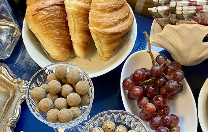 Kaffe og croissanter står klare og venter på deg