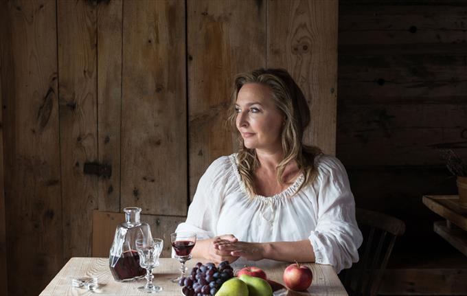 Ragnhild Gudbrandsen framfører Babettes gjestebod saman med musikar Nils Økland