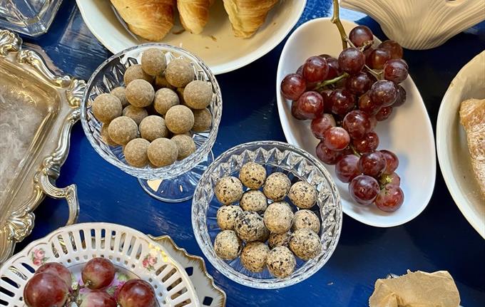 Kaffe og croissanter står klare og venter på deg