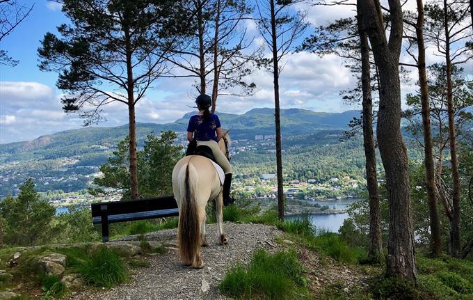 Ridetur i byfjellene med Øvre-Eide gård
