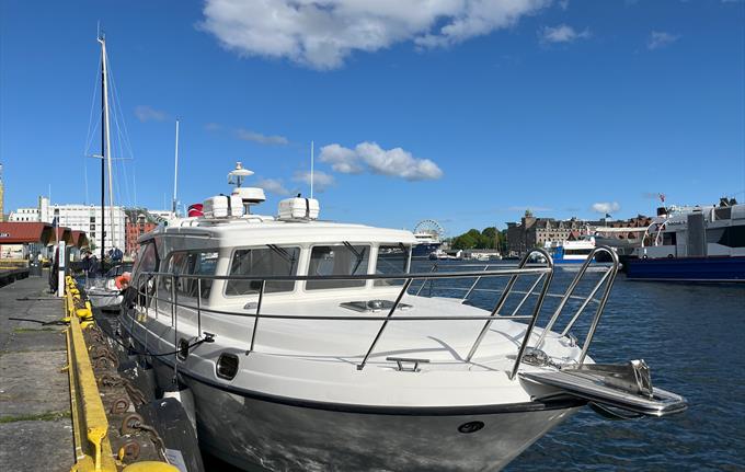 36 fots båt til leie for charter