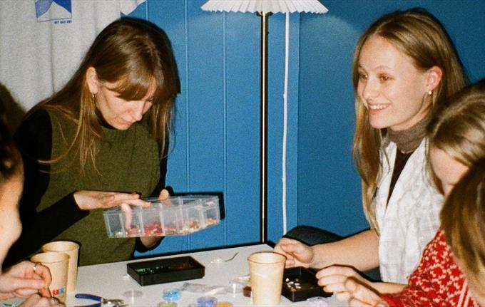 Sosialkveld hos Det Går Bra Studio: Smykkeverksted