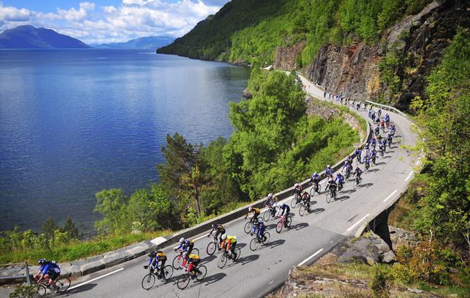 Glade mosjonister sykler gjennom vakre Hardanger