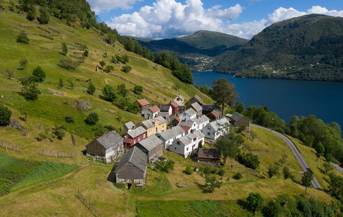 Omvisning på Havrå, eit av Noregs best bevarte klyngetun