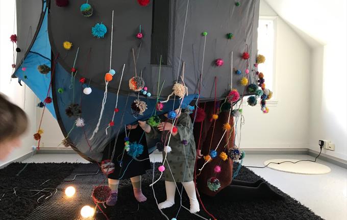 Bli med på en tenkt reise med kunstinstallasjonen «Dykkerklokken» og lag dusker og pomponger inspirert av glitrende og «julete» havdyr på Akvariet.