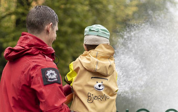 Å spyle med brannslange blir en av mange kjekke aktiviteter i Nygårdsparken.