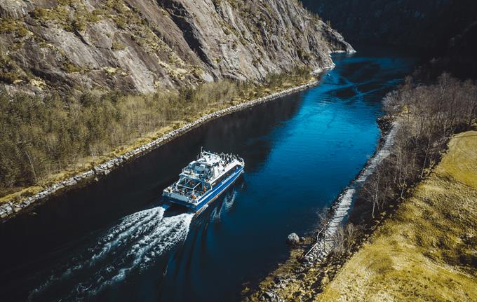 Fjord cruiset seiler gjennom smale Mostraumen