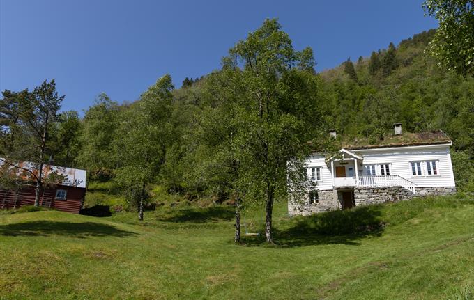 Træet gård - våningshus og låve