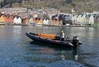 Rib-båt med Bryggen i Bergen i bakgrunnen