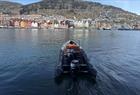 Rib med Bryggen i Bergen i bakgrunnen
